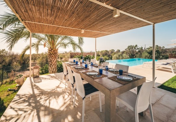 Il pergolato adiacente alla piscina è il luogo ideale per colazioni e cene all'aperto vista mare – Villa La Pupazza
