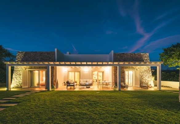 L’illuminazione serale fa risaltare la bellezza della costruzione in pietra viva – Villa la Pupazza
