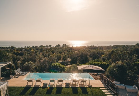 Nel rilassante contesto in cui è adagiata la villa, trovano spazio diversi angoli finemente arredati da cui ammirare la natura circostante – Villa la Pupazza