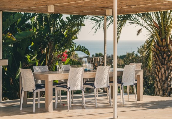La comoda zona pranzo a ridosso della piscina è caratterizzata da un grande tavolo in pietra e impreziosita da una ampia tettoia – Villa la Pupazza
