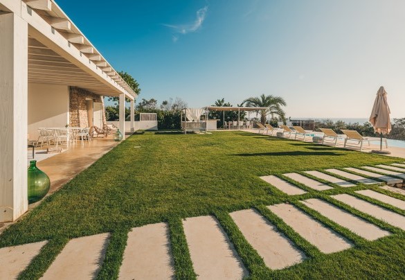 L’esterno attrezzato della villa che si sviluppa frontalmente, gode di una magnifica vista mare che si può ammirare da diversi angoli – Villa la Pupazza