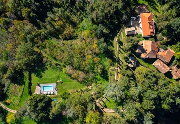 Vista dall’alto sulla proprietà con evidenziata la villa - Villa La Rassinata