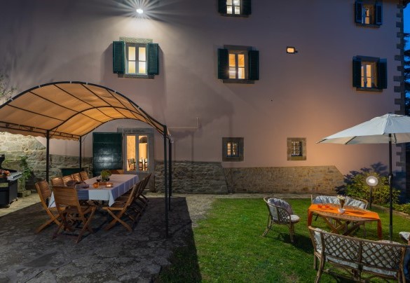 Vista della proprietà illuminata - Villa La Rassinata