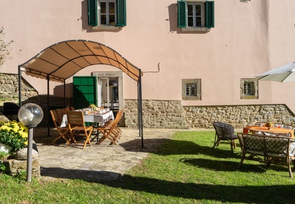 Area colazione sotto al gazebo ed angolo relax - Villa La Rassinata