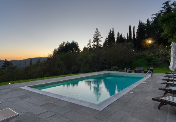 Vista della piscina illuminata - Villa La Rassinata