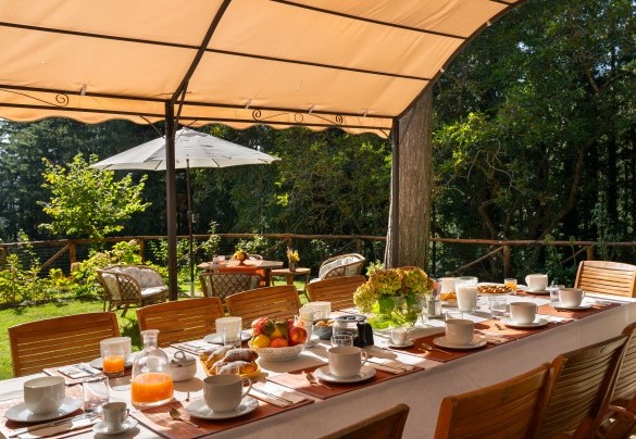 Area colazione sotto al gazebo- Villa La Rassinata