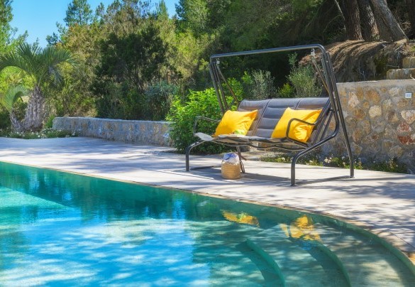 La piscina è depurata a sale e resterà aperta dall’ultimo sabato di aprile fino al primo sabato di ottobre – Villa Laconella