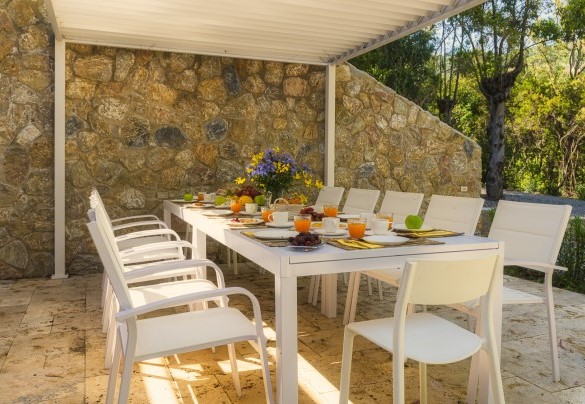 Di fronte all’ingresso principale della villa siamo accolti nell’area esterna piastrellata, organizzata con gazebo, tavolo e sedie – Villa Laconella