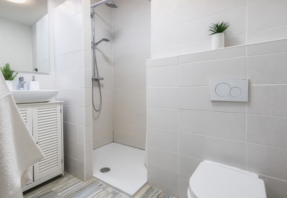 Bagno con doccia n. 1 a servizio della camera matrimoniale n. 1 al piano terra – Villa Laconella
