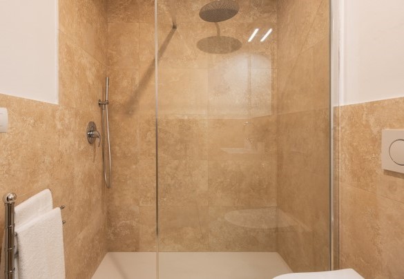 Bagno con doccia n. 4 a servizio della camera matrimoniale n. 4 al piano sottostrada – Villa Laconella