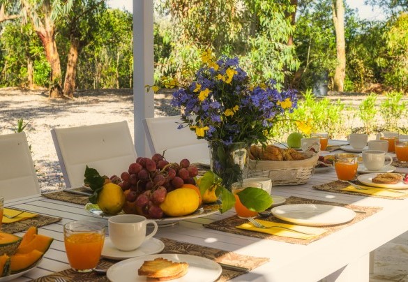 Sarà sorprendentemente semplice abituarsi ed abbandonarsi alla compagnia dei profumi del giardino – Villa Laconella