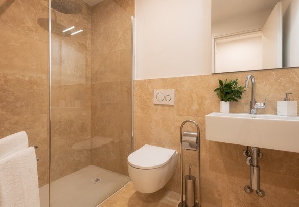 Bagno con doccia n. 4 a servizio della camera matrimoniale n. 4 al piano sottostrada – Villa Laconella