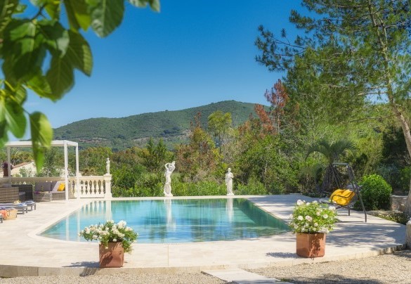 La piscina misura 7x6,5 m ed ha una profondità costante di 1,4 m, è caratterizzata da una forma irregolare: un rettangolo con un lato stondato – Villa Laconella