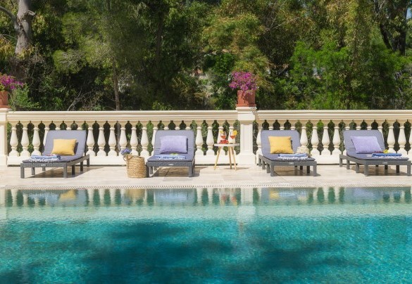 L’area piscina è delimitata da un bel colonnato in stile classico – Villa Laconella
