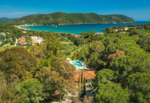 La villa immersa in un abbraccio di macchia mediterranea dove i colori e i profumi della natura si fondono – Villa Laconella