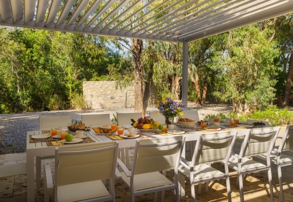 Di fronte all’ingresso principale della villa siamo accolti nell’area esterna piastrellata, organizzata con gazebo, tavolo e sedie – Villa Laconella
