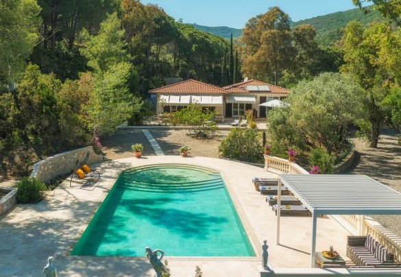 La piscina si trova di fronte alla zona living esterna, è raggiungibile tramite un vialetto piastrellato oppure dal piano sotto strada, salendo pochi scalini in pietra – Villa Laconella