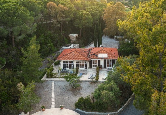 La villa si trova su un terreno digradante e quindi si sviluppa su due piani non comunicanti, entrambi accessibili dall’esterno, seguendo la conformazione dell’ambiente in cui si trova – Villa Laconella