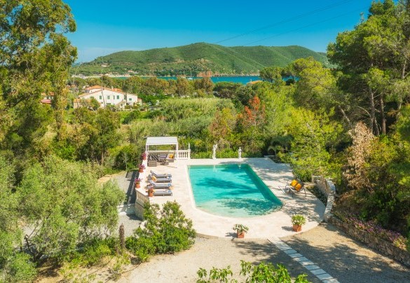 La sua posizione privilegiata consente di raggiungere due delle più belle spiagge dell’isola in pochi minuti a piedi – Villa Laconella