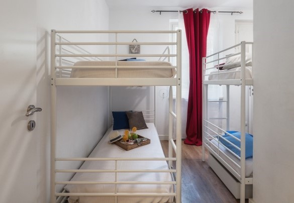 Cameretta con letti a castello che, all’occorrenza, attraverso una porta interna, diventa comunicante con la camera da letto n. 2 al piano terra – Villa Laconella