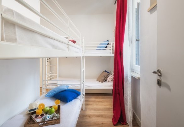 Cameretta con letti a castello che, all’occorrenza, attraverso una porta interna, diventa comunicante con la camera da letto n. 2 al piano terra – Villa Laconella