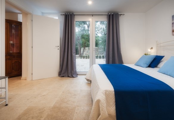 Camera matrimoniale n. 4 al piano sottostrada, accessibile anche dall’esterno attraverso una porta finestra – Villa Laconella