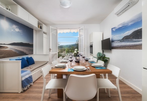 Zona giorno n. 1 al piano terra con comodo tavolo da pranzo – Villa Laconella