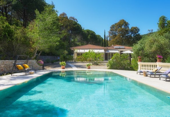 La piscina è internamente rivestita in travertino e ha la scala romana di accesso – Villa Laconella 