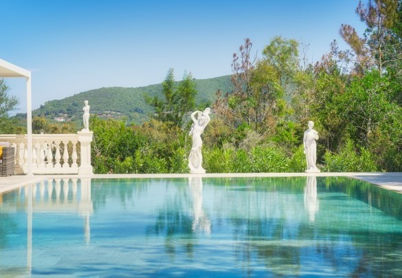 L’area piscina è delimitata da un bel colonnato in stile classico e delle eleganti statue – Villa Laconella