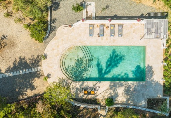 La piscina misura 7x6,5 m ed ha una profondità costante di 1,4 m, è caratterizzata da una forma irregolare: un rettangolo con un lato stondato – Villa Laconella