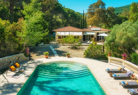 Il giardino è ricchissimo della classica vegetazione dell’Isola d’Elba come alberi di sughera, pini e scope che regalano molte zone d’ombra – Villa Laconella