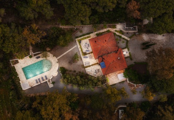 I due piani della villa non sono comunicanti tra loro, così come le tre unità abitative al piano superiore ed è proprio questo uno dei suoi punti di forza perché regala una completa indipendenza – Villa Laconella