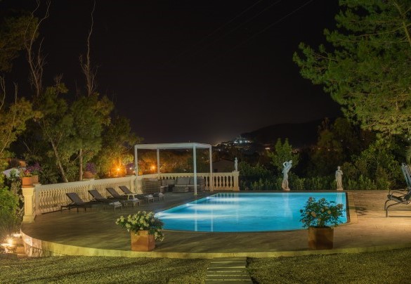 La piscina è dotata di illuminazione interna – Villa Laconella