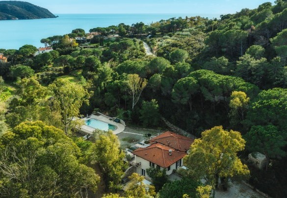 La sua posizione privilegiata consente di raggiungere due delle più belle spiagge dell’isola in pochi minuti a piedi – Villa Laconella