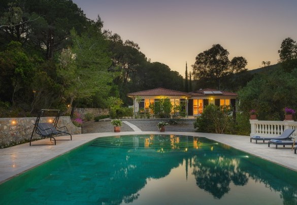La piscina si trova di fronte alla zona living esterna ed è raggiungibile tramite un vialetto piastrellato – Villa Laconella