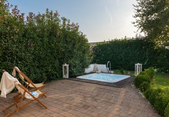 La vasca idromassaggio fuori l'annesso - Villa Laguna 