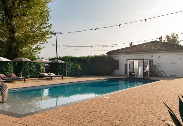 La zona prendisole della piscina - Villa Laguna