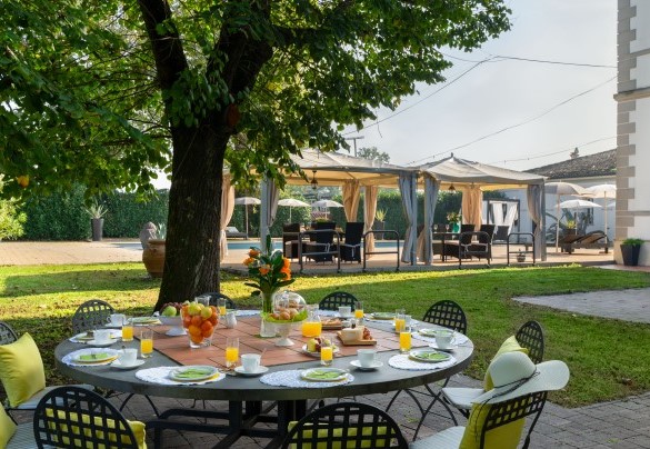 La zona pranzo esterna - Villa Laguna