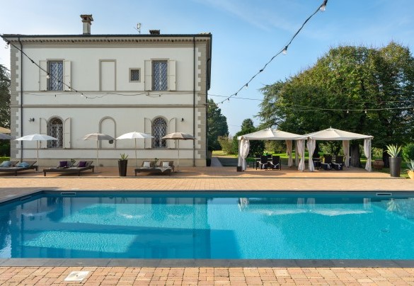 La piscina ha forma rettangolare - Villa Laguna