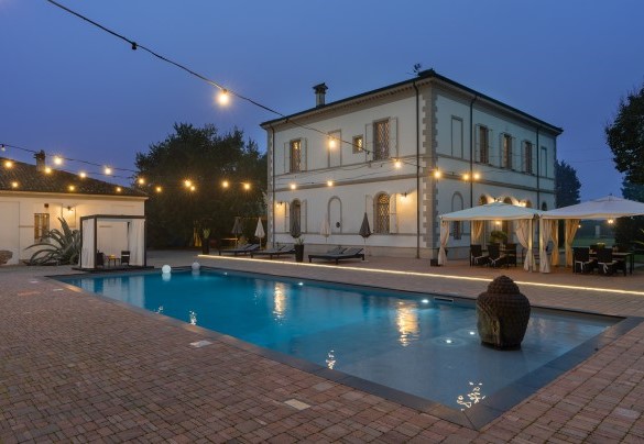 La zona piscina di sera - Villa Laguna