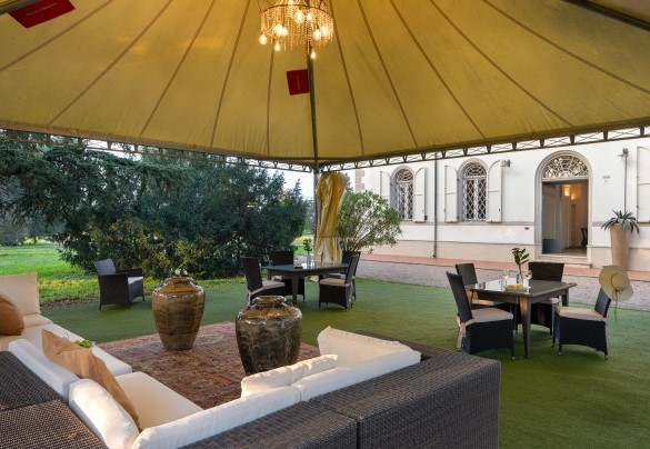 L'ampio gazebo di fronte all'ingresso - Villa Laguna