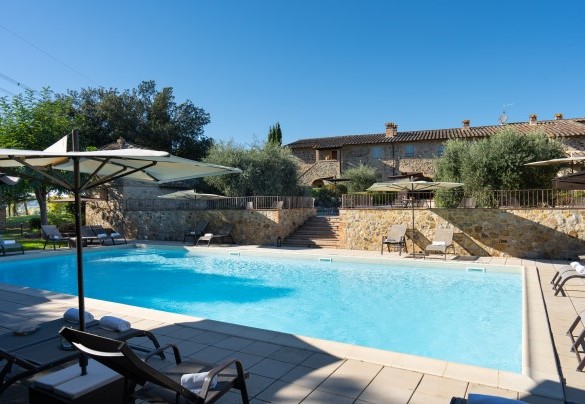 The pool is located in an area in front of the villa - Villa Le Beringhe