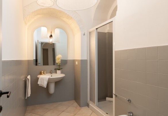 Bathroom with shower no. 4 (unit 2, ground floor) - Villa Le Beringhe