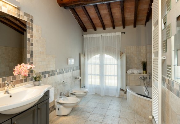Bathroom with shower and bathtub no. 12 (unit 7, first floor) - Villa Le Beringhe
