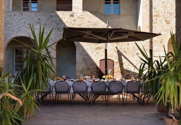 The courtyard with the main entrance to the common areas - Villa Le Beringhe