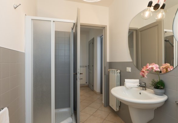 Bathroom with shower no. 3 (unit 2, ground floor) - Villa Le Beringhe