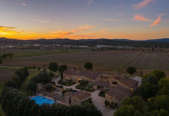 The property is immersed in a natural setting of great beauty, among hills, woods, and vineyards - Villa Le Beringhe