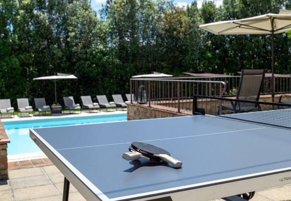 A spacious terrace with a table tennis table - Villa Le Beringhe