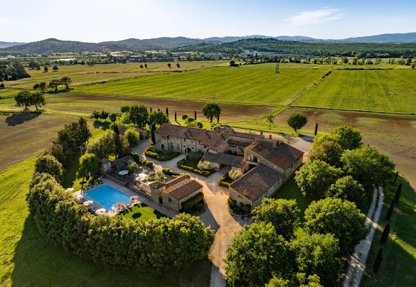 In the countryside of Val d’Elsa, a few minutes from the medieval villages of Casole d’Elsa, Colle Val d’Elsa, and San Gimignano - Villa Le Beringhe