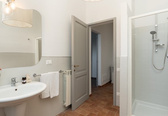 Bathroom with shower no. 2 (unit 1, ground floor) - Villa Le Beringhe